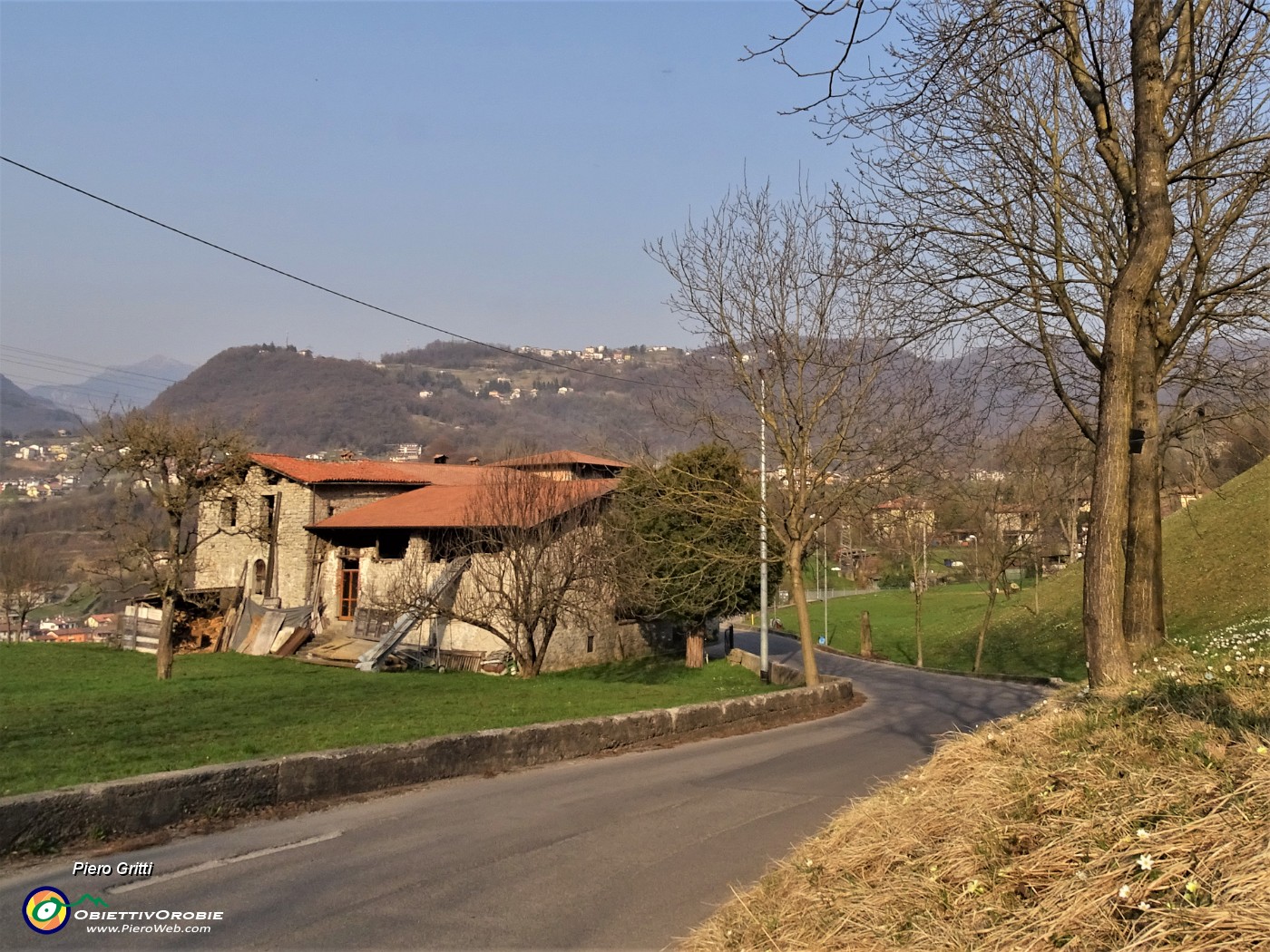 11 Salito da casa alla Corna (350 m) mi avvio per sentieri fioriti.JPG